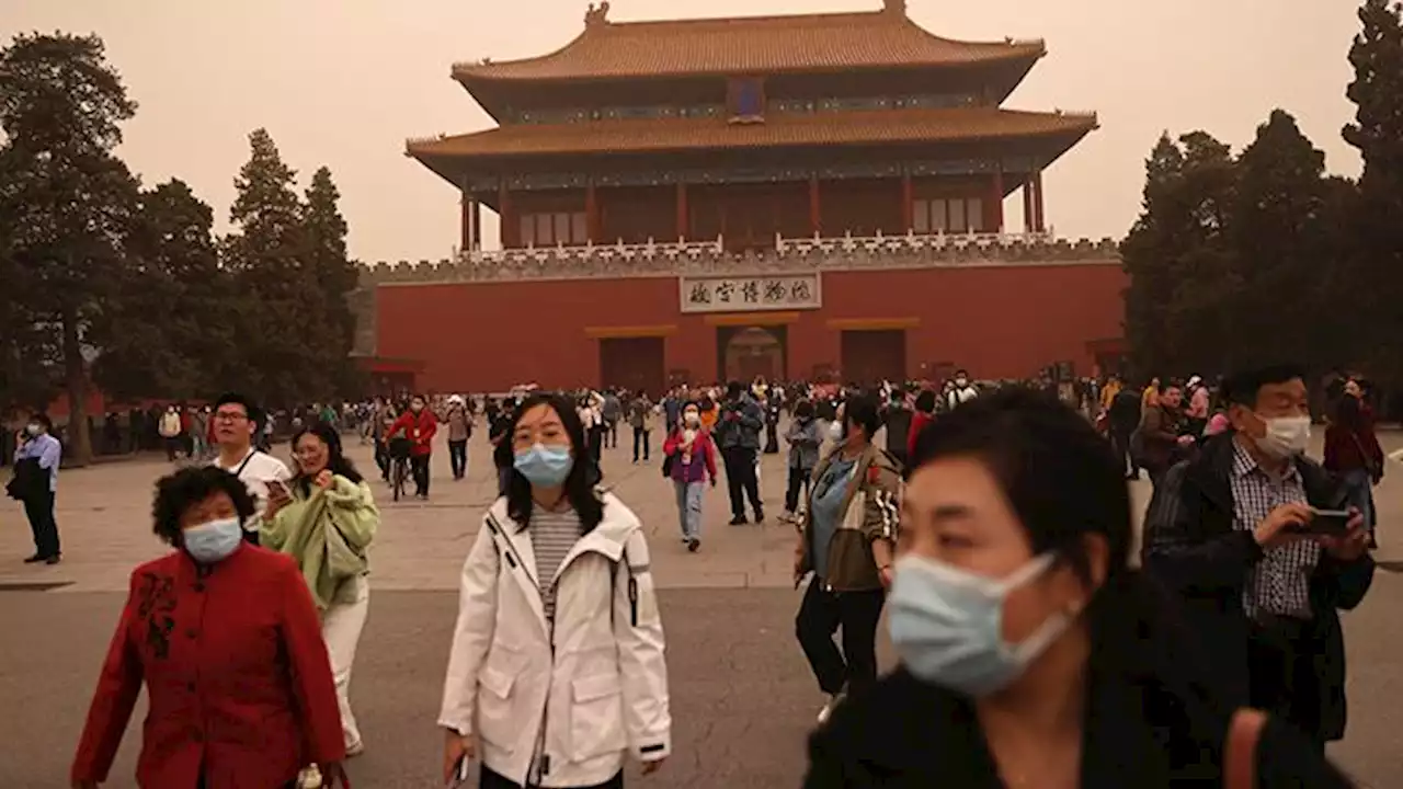 Diterjang Badai Pasir, Langit Beijing Diselimuti Kabut Asap