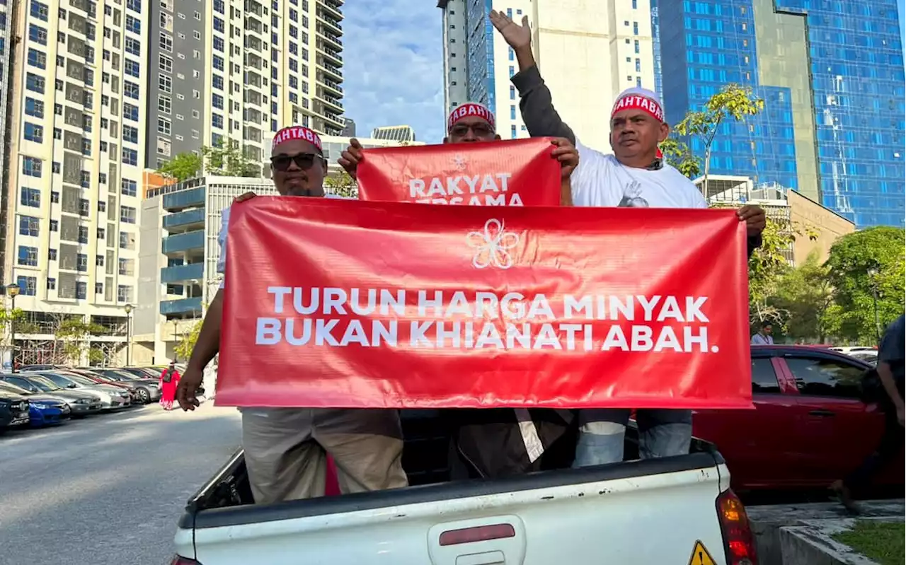 Laungan 'Kami Bersama Abah' bergema di mahkamah