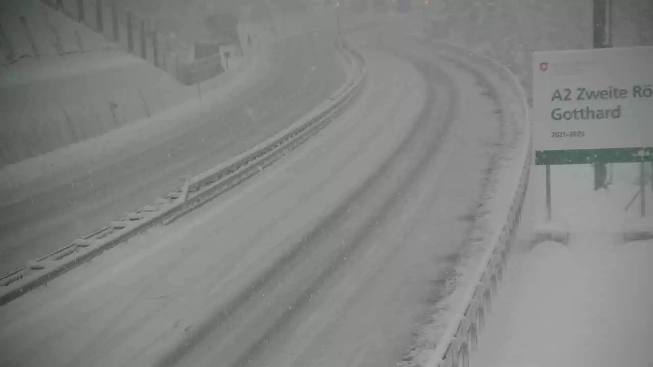 Gotthard: Schnee sorgt für Stau und Chaos auf der A2