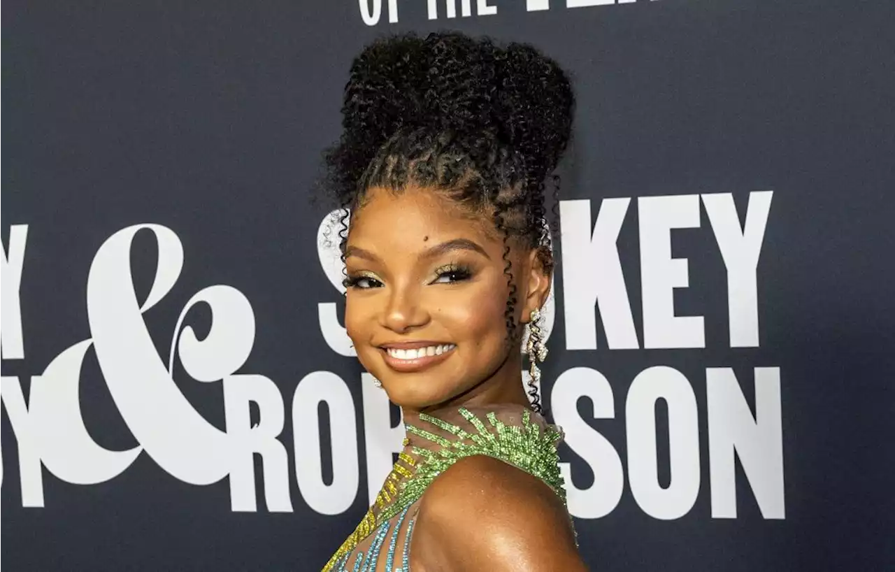 Halle Bailey découvre avec émotion sa Barbie Petite Sirène