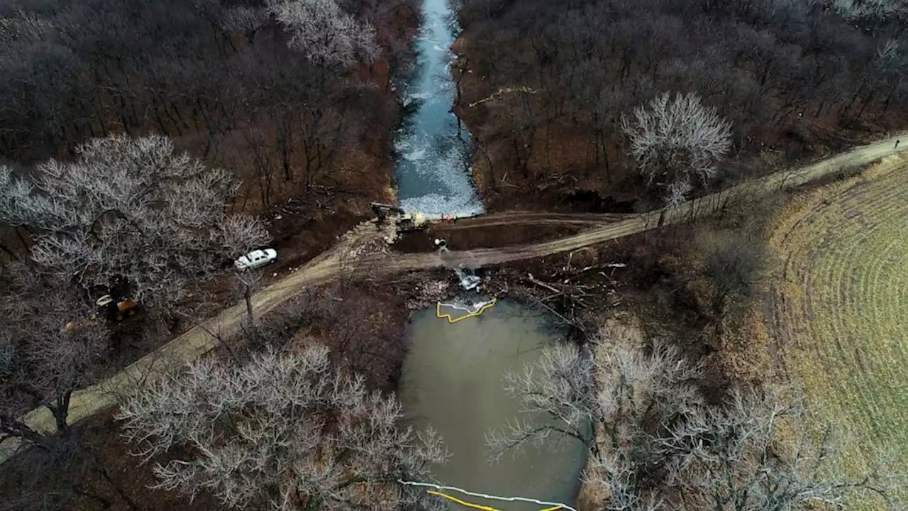 Regulators cut pressure on pipeline after Kansas oil spill