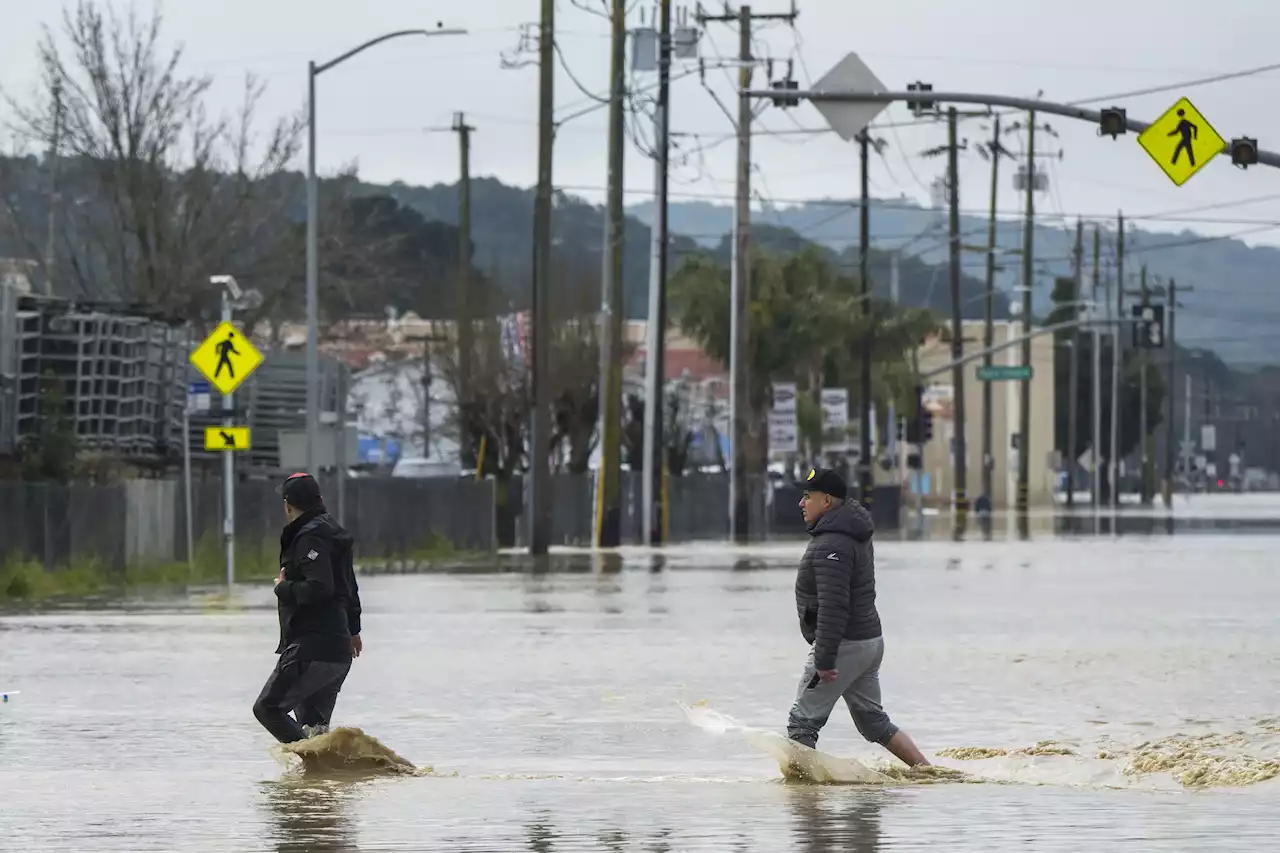 Storm breaches California river's levee, thousands evacuate