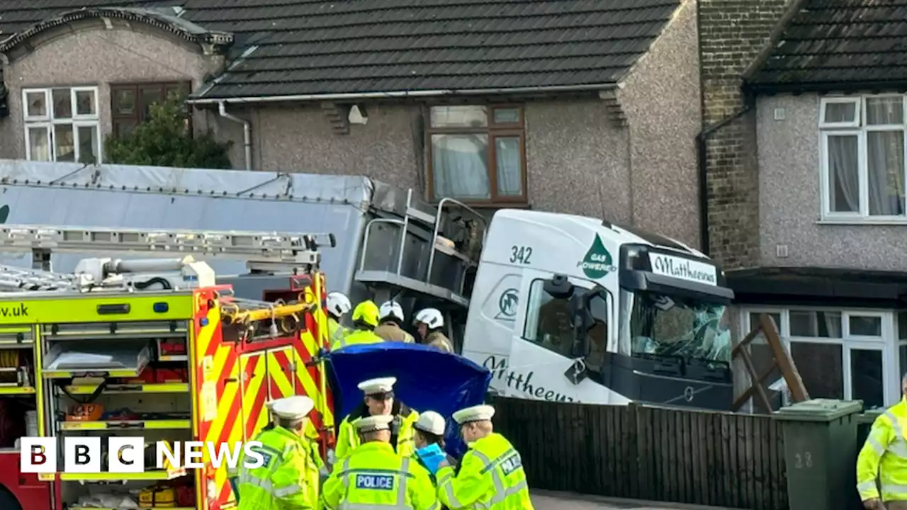 Purfleet: Man dies after lorry crashes into row of houses