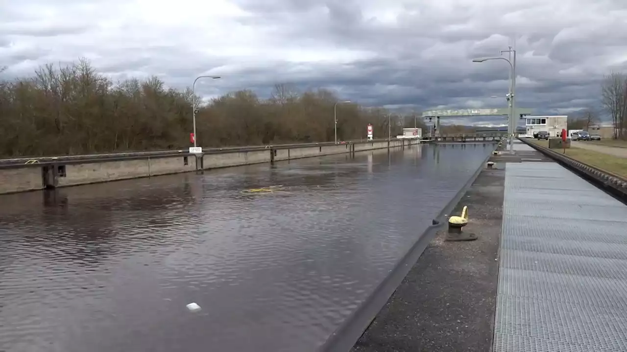 Güterschiff in Schleuse in der Oberpfalz untergegangen