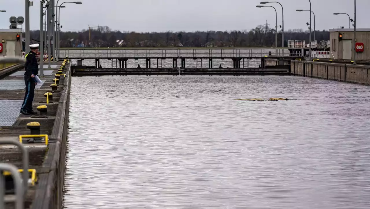 Donau: 85 Meter langes Frachtschiff geht in Schleuse unter