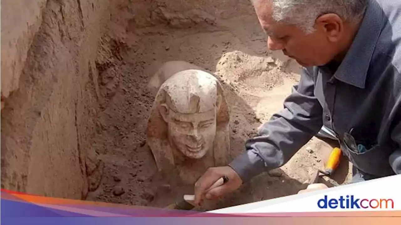 Arkeolog Temukan Patung Sphinx Tersenyum di Mesir