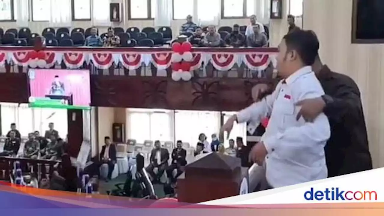 Viral Pria Hamburkan Uang Mainan Saat Plt Walkot Bekasi Pidato di Rapat DPRD