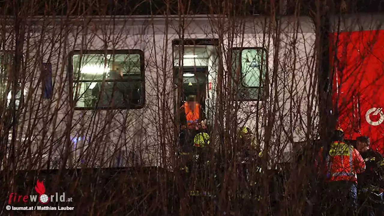 Oö: 35 Fahrgäste bei St. Pankraz durch Feuerwehr aus Nahverkehrszug evakuiert