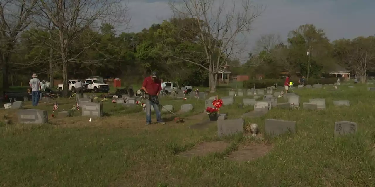 Dozens of volunteers gather at historic Oaklawn cemetery for cleanup project