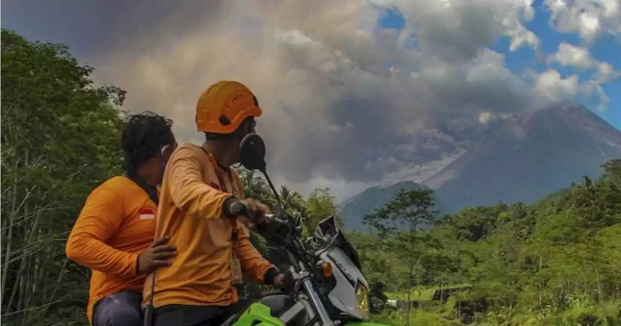 Indonesia’s Merapi volcano erupts with avalanches of gas clouds, lava - National | Globalnews.ca