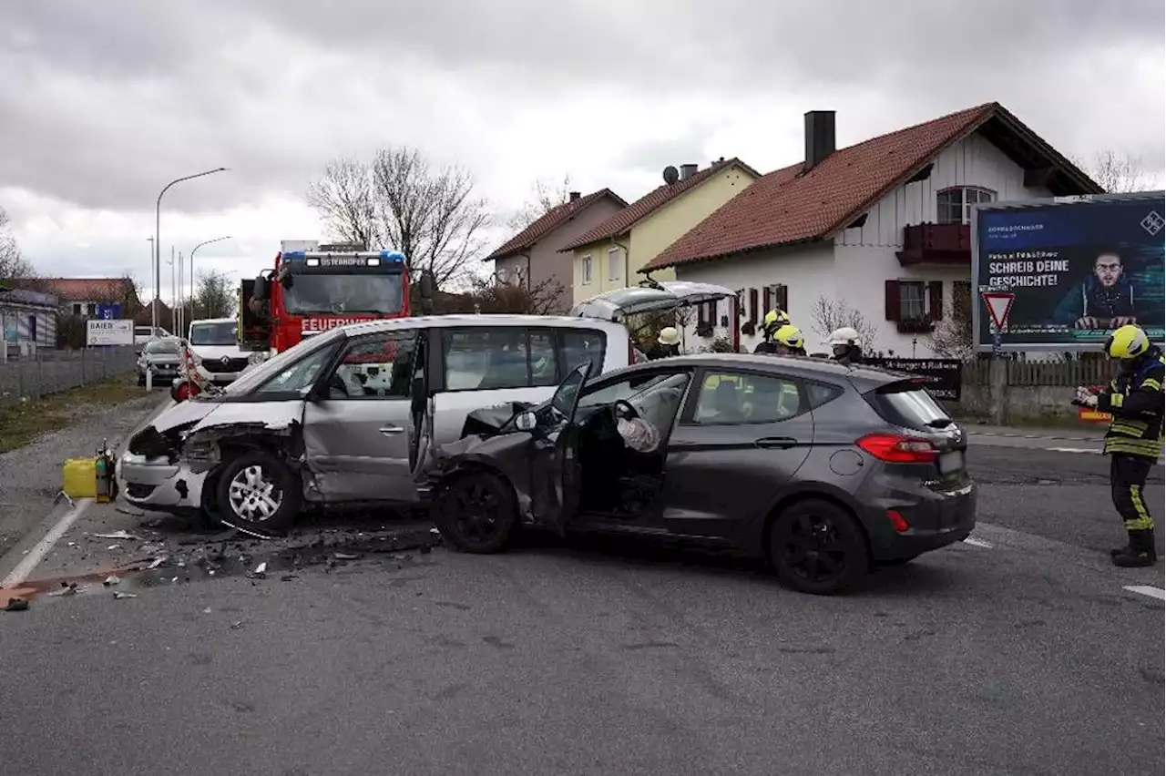 Vorfahrt genommen: Autofahrerin verursacht Unfall auf B8 bei Osterhofen - idowa