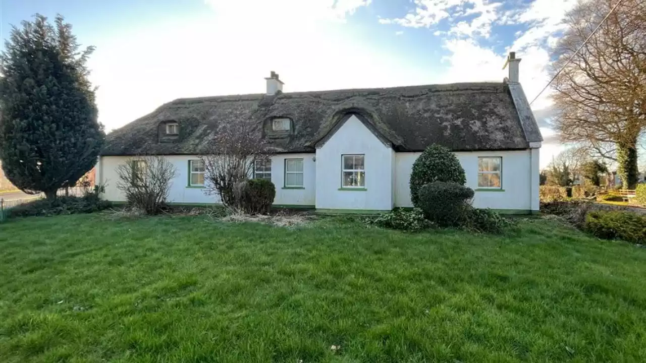 This adorable thatched cottage in Monaghan is currently on the market for just €195,000 | IMAGE.ie