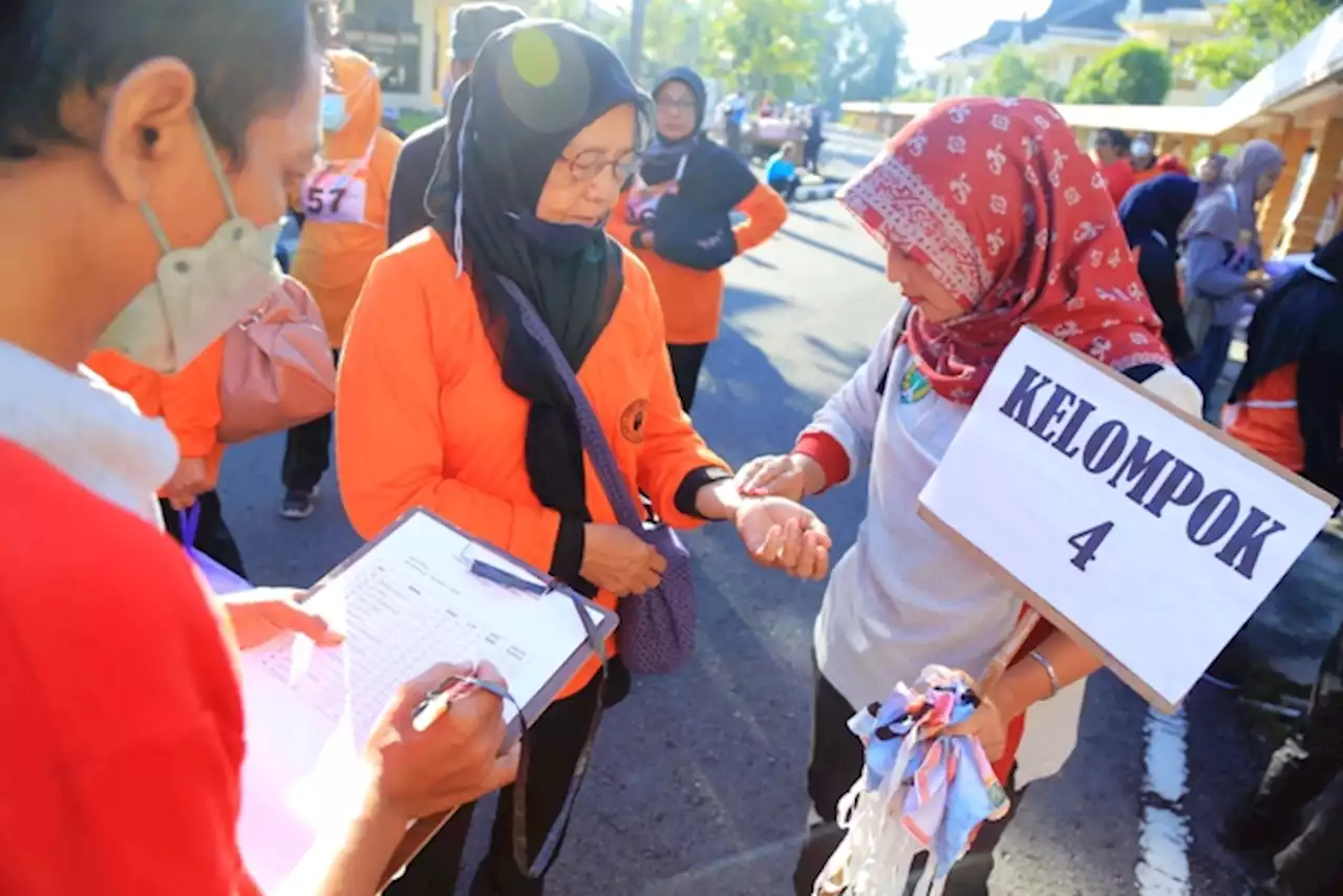 Empat Kali Keliling Asrama Haji, Ratusan CJH Jalani Tes Kebugaran