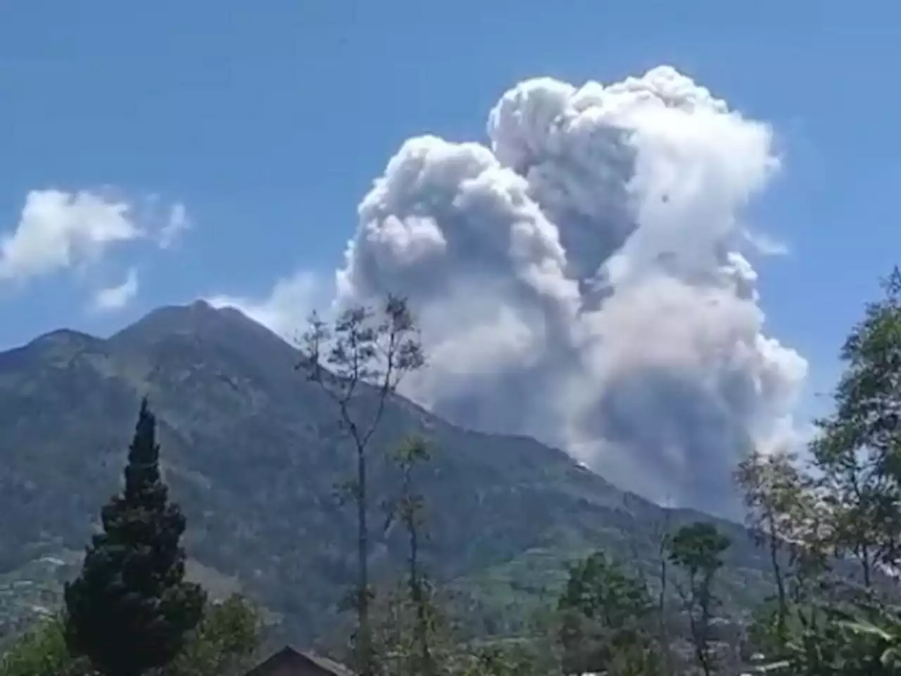 Jarak Luncur Guguran Awan Panas Gunung Merapi Mencapai 4 Kilometer