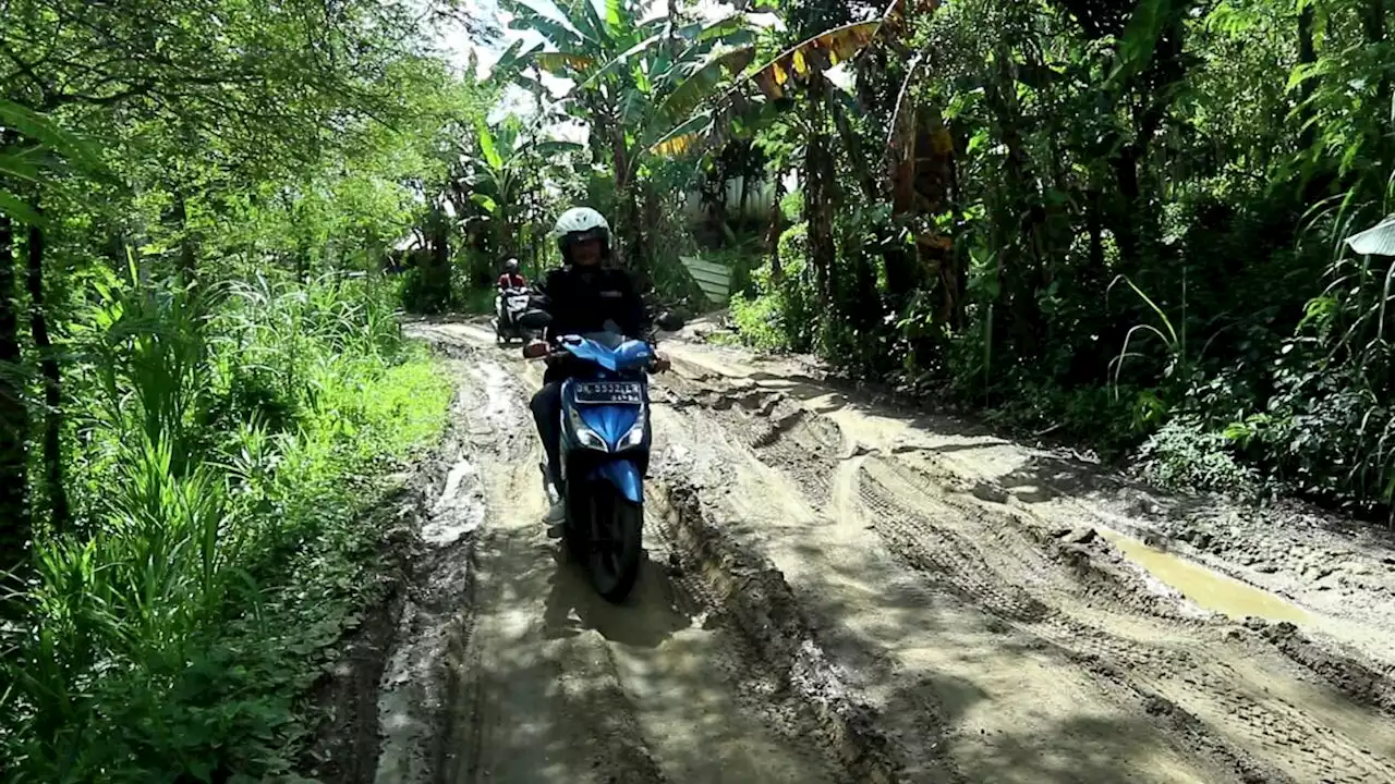 Menjajal Jalan Desa Sengkol-Desa Pengembur yang Sudah Lama Rusak Parah