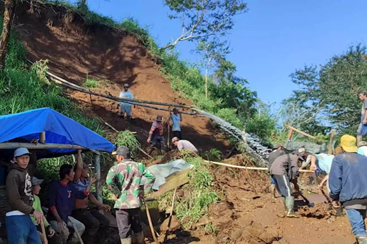 Tebing Longsor Ruas Jalan Blarang Tutur-Taji Malang Terganggu