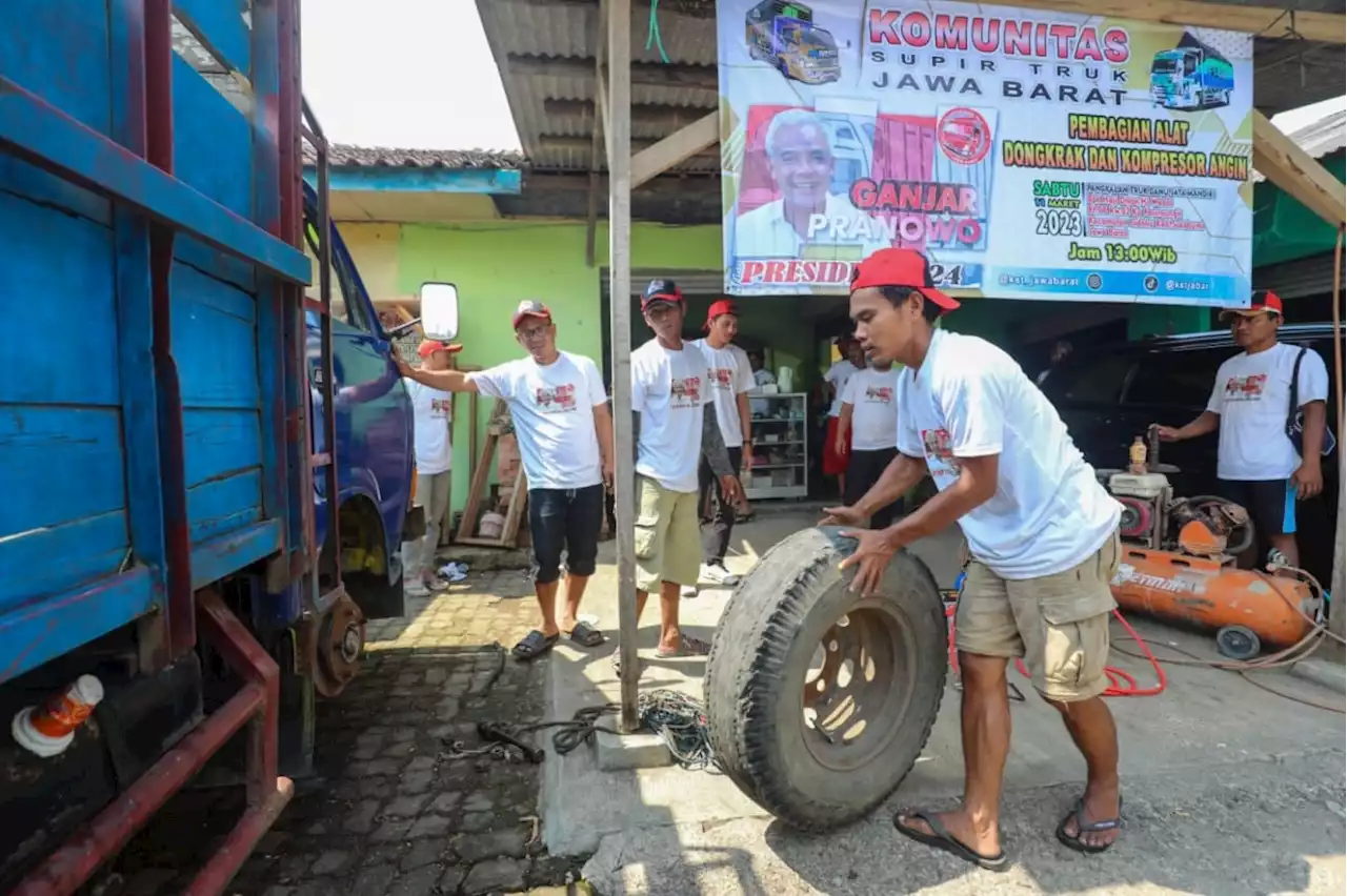 Komunitas Sopir Truk Pendukung Ganjar Salurkan Dongkrak & Kompresor Angin di Sukabumi