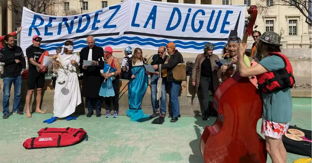 Les libres nageurs manifestent contre le 'vol' de la digue du large à Marseille