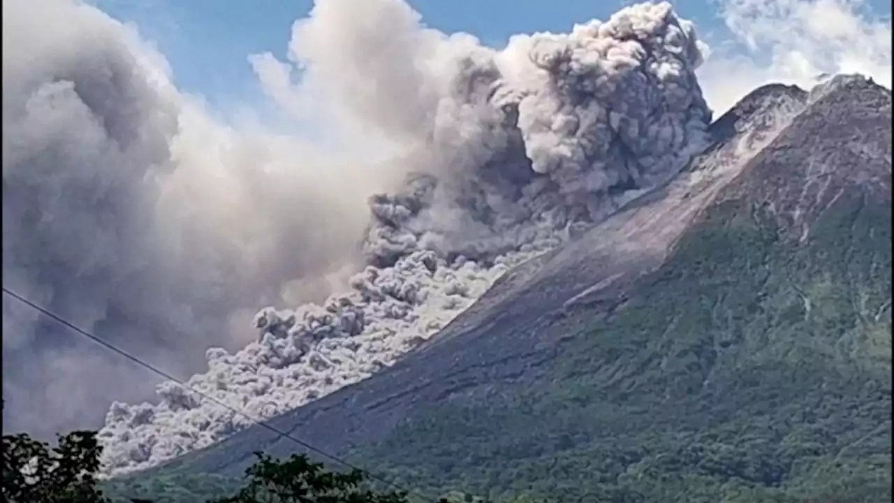 Allerta in Indonesia: erutta il vulcano Merapi, nubi di fumo caldo di oltre 7 chilometri