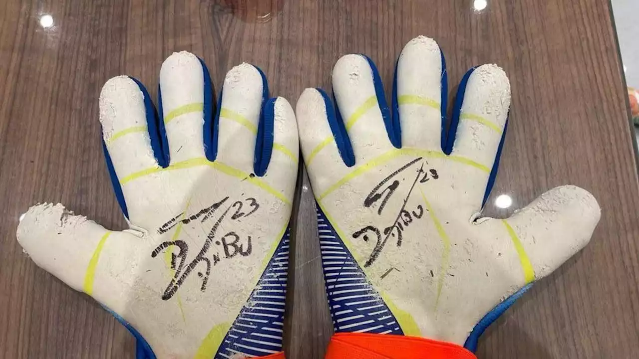 Subastaron los guantes que el Dibu Martínez usó en la final del Mundial de Qatar 2022