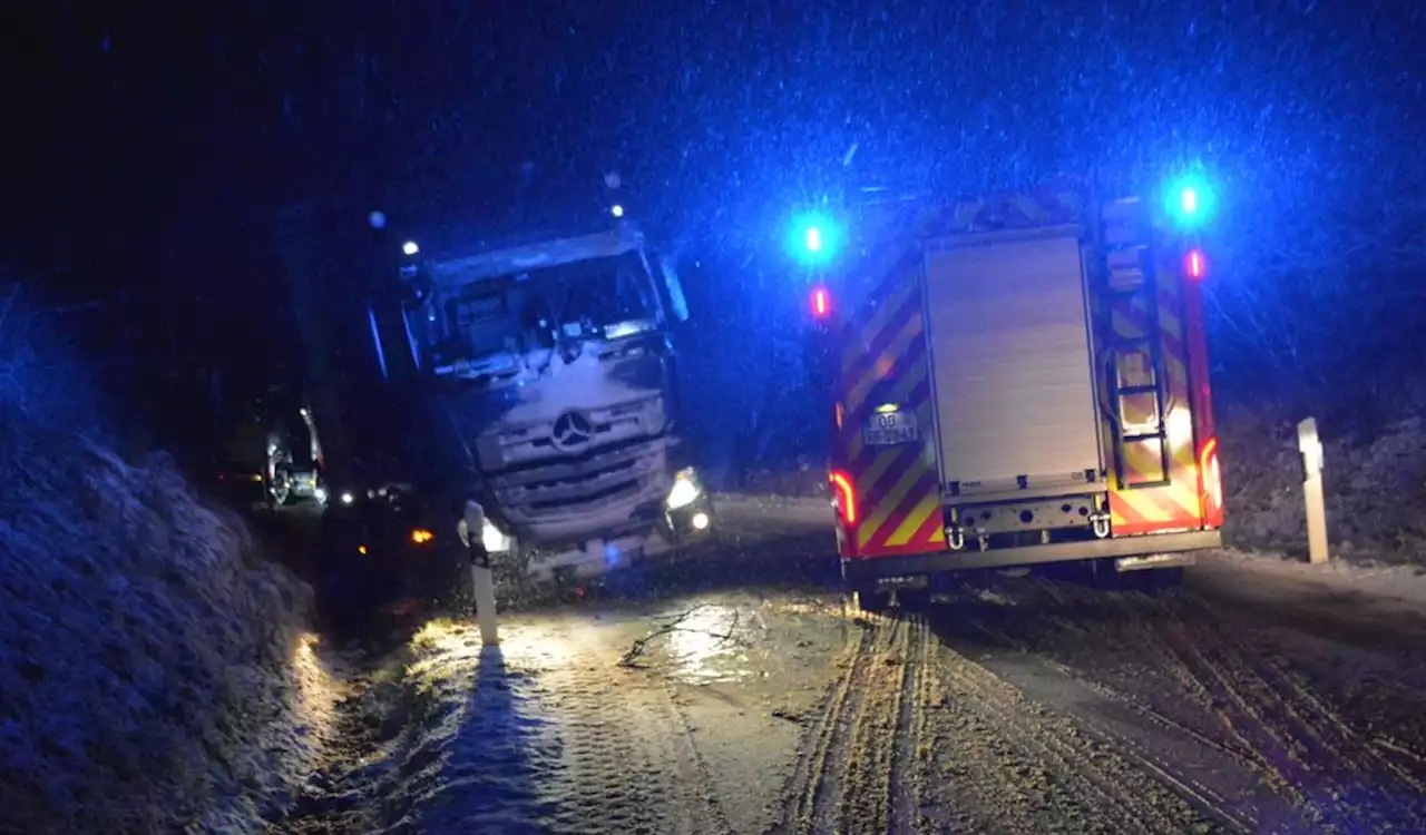 Bei der A1: Lkw droht in Graben zu rutschen – Großeinsatz der Feuerwehr