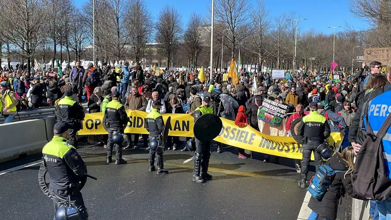 Extinction Rebellion blokkeert ondanks verbod opnieuw A12 in Den Haag