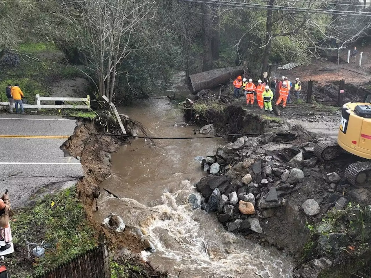 Storm breaches California river's levee, thousands evacuate