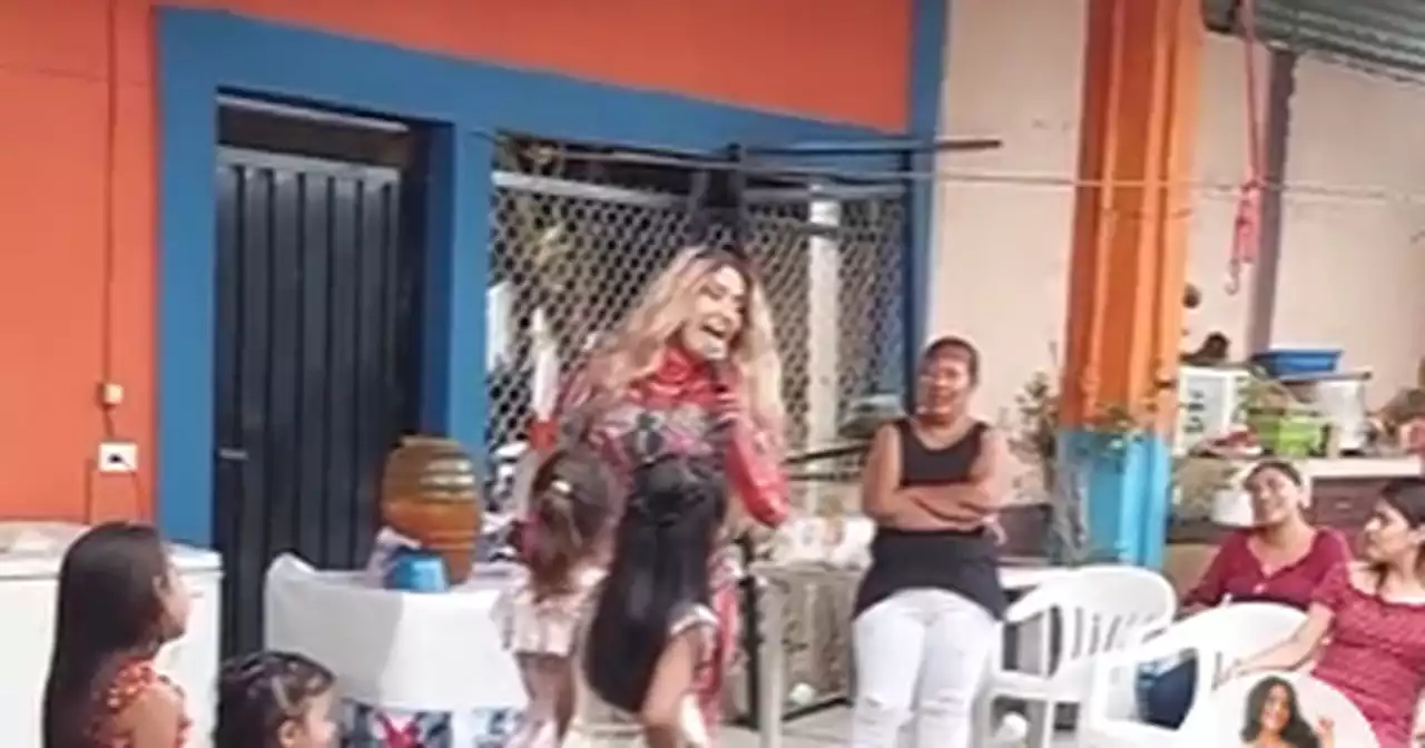 Y en una fiesta infantil: mujer le hizo show a animadora por bailarle a su novio