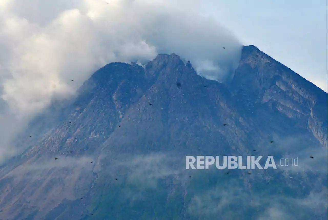 Abu Vulkanik Erupsi Gunung Merapi Selimuti 8 Desa di Magelang dan Boyolali |Republika Online