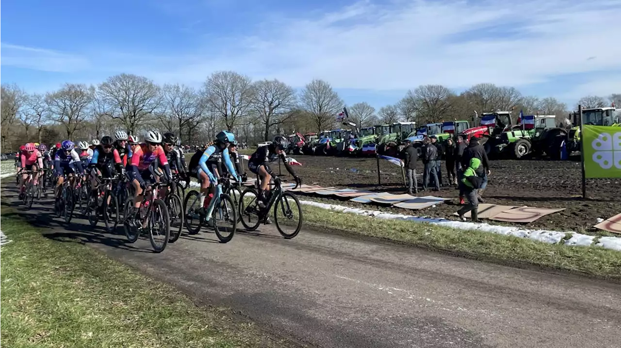 Boeren demonstreren langs parcours Ronde van Drenthe