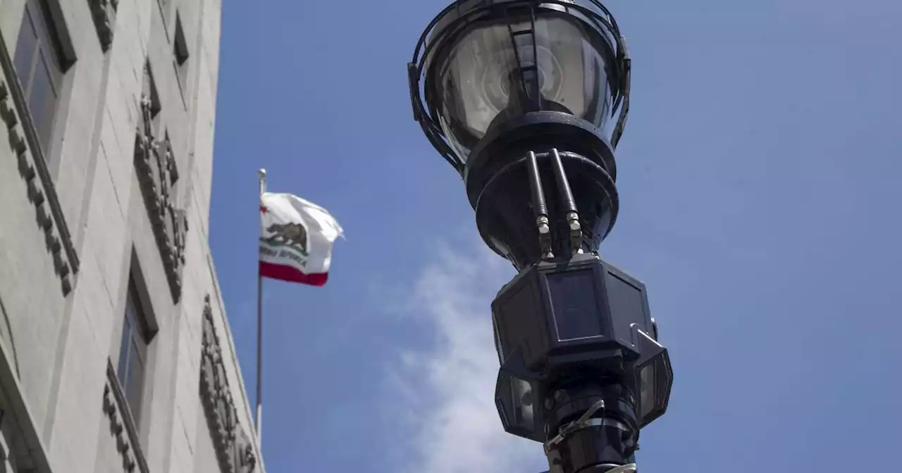 Opinion: San Diego police streetlight surveillance camera plan has fans and foes