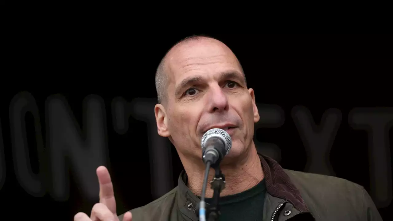 Varios encapuchados propinan una paliza al exministro griego Varoufakis en Atenas