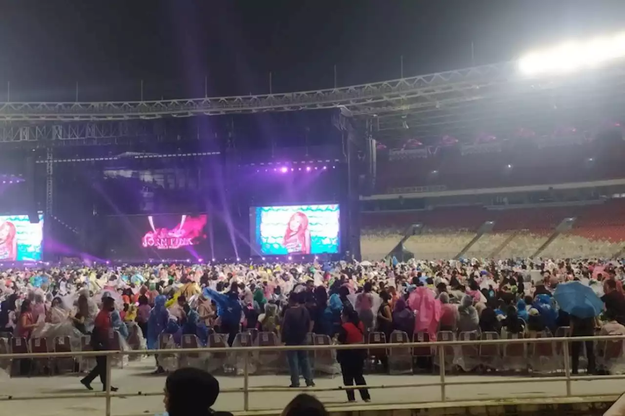 BLACKPINK Belum Naik Panggung, Hujan Sudah Basahi Stadion Utama GBK