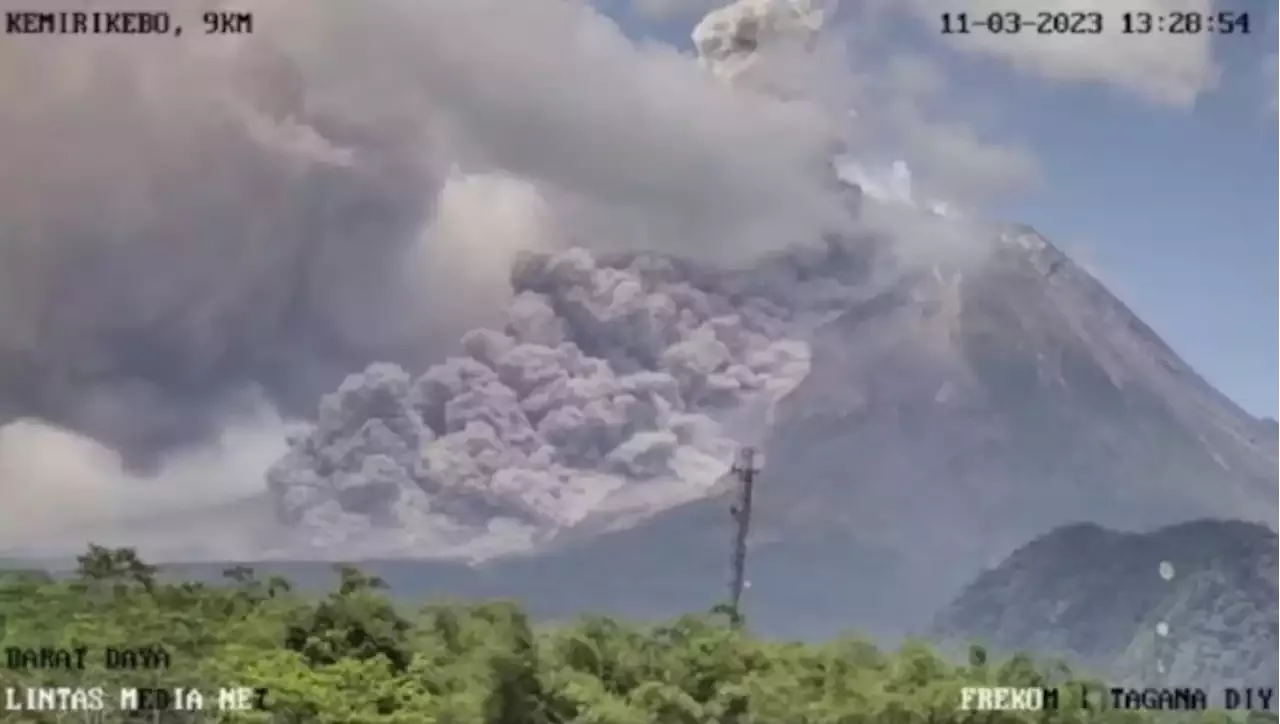 Gunung Merapi Meletus! Badan Geologi: Muntahkan Awan Panas 21 Kali ...