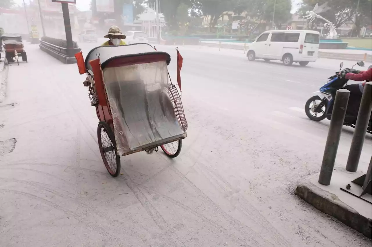 Indonesia's Merapi volcano erupts again - ash cloud reaches 9,600 feet and covers villages in ash