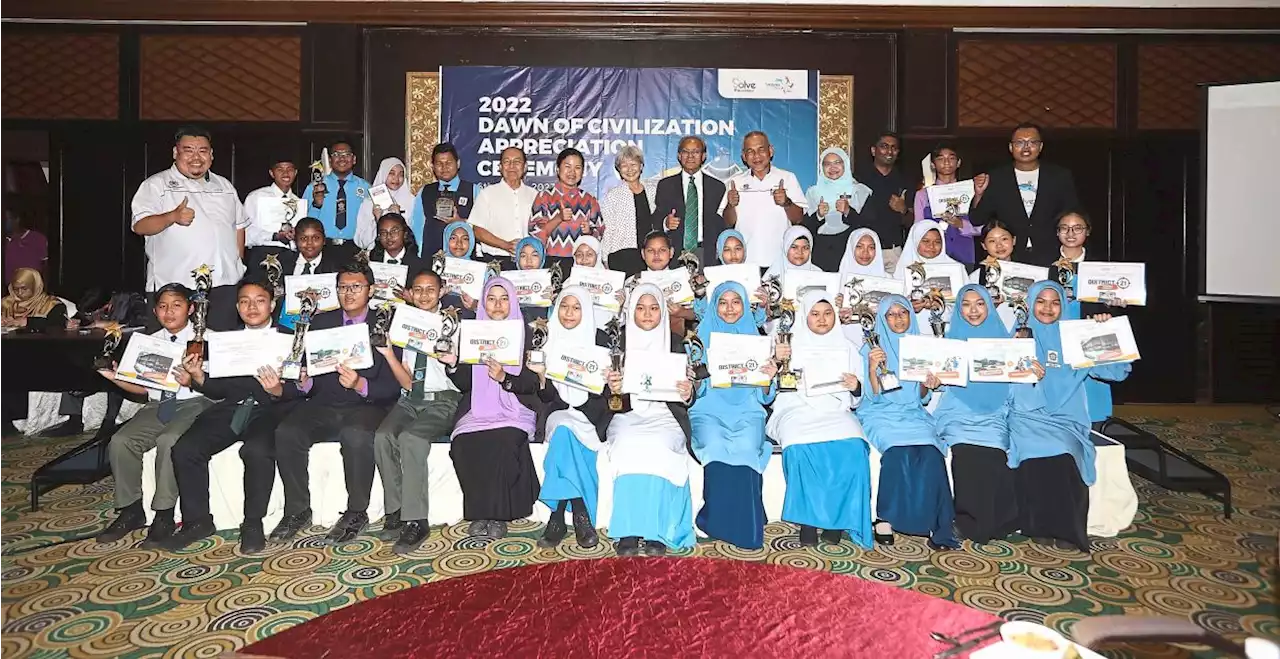 Students recognised for improving English through educational game