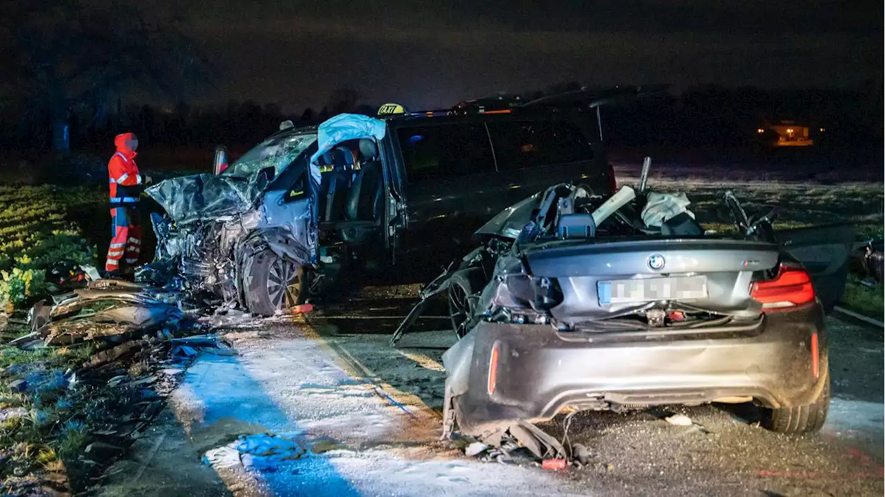 Kollision mit Großraumtaxi: Fünf Tote und zwei Schwerverletzte nach Autounfall bei Karlsruhe