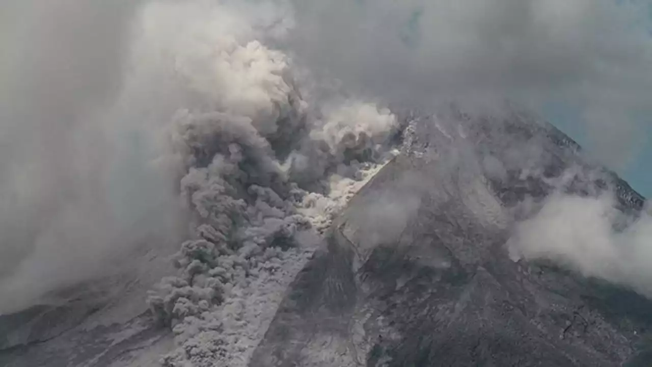 BPPTKG: Gunung Merapi Muntahkan Awan Panas 24 Kali, Hujan Abu Sejauh 33 Km