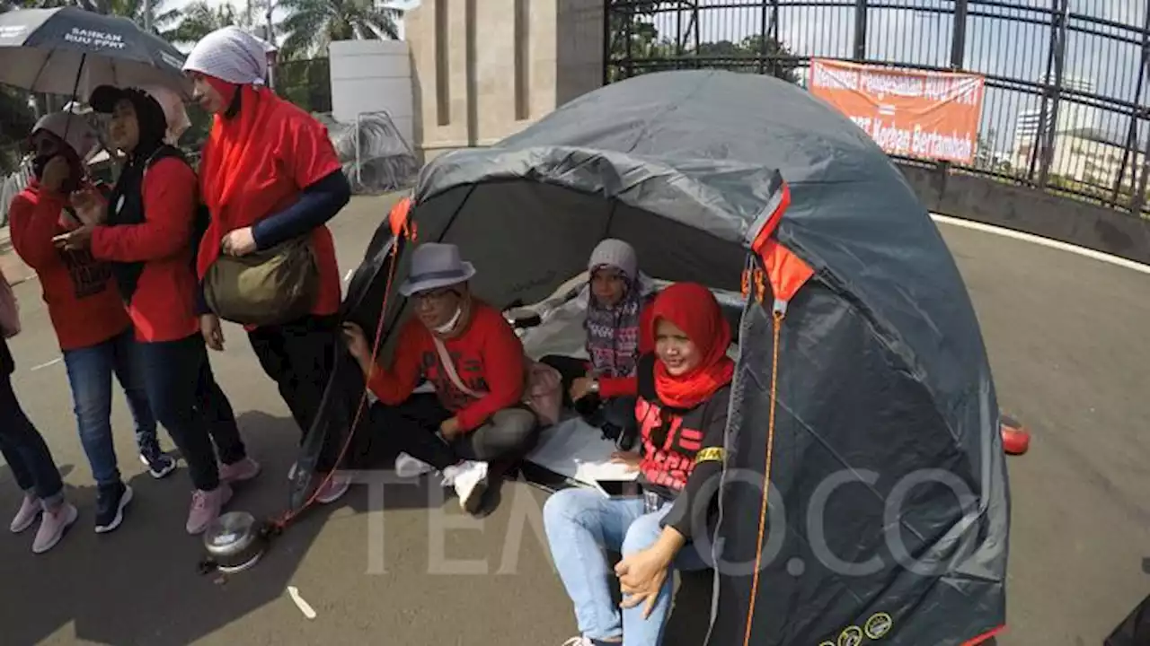 PRT Gelar Tenda di Depan Gedung DPR Menunggu Mbak Puan