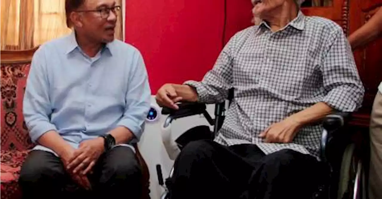 PM Anwar visits ailing old friend in Ipoh