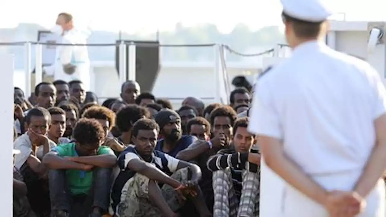 Over a thousand migrants brought ashore by Italian coastguard