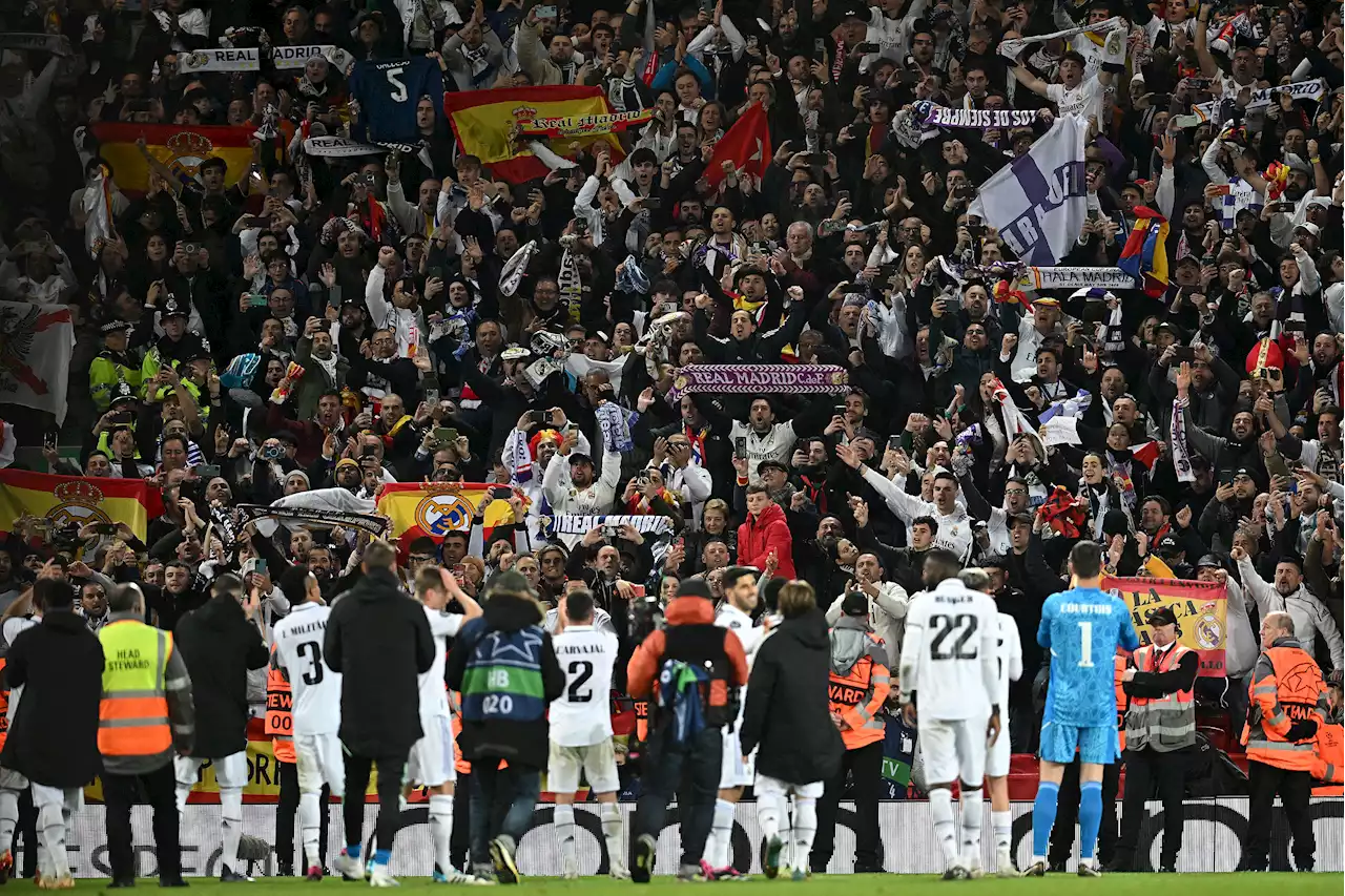 Aficionados del Real Madrid lanzan cánticos contra el Barcelona