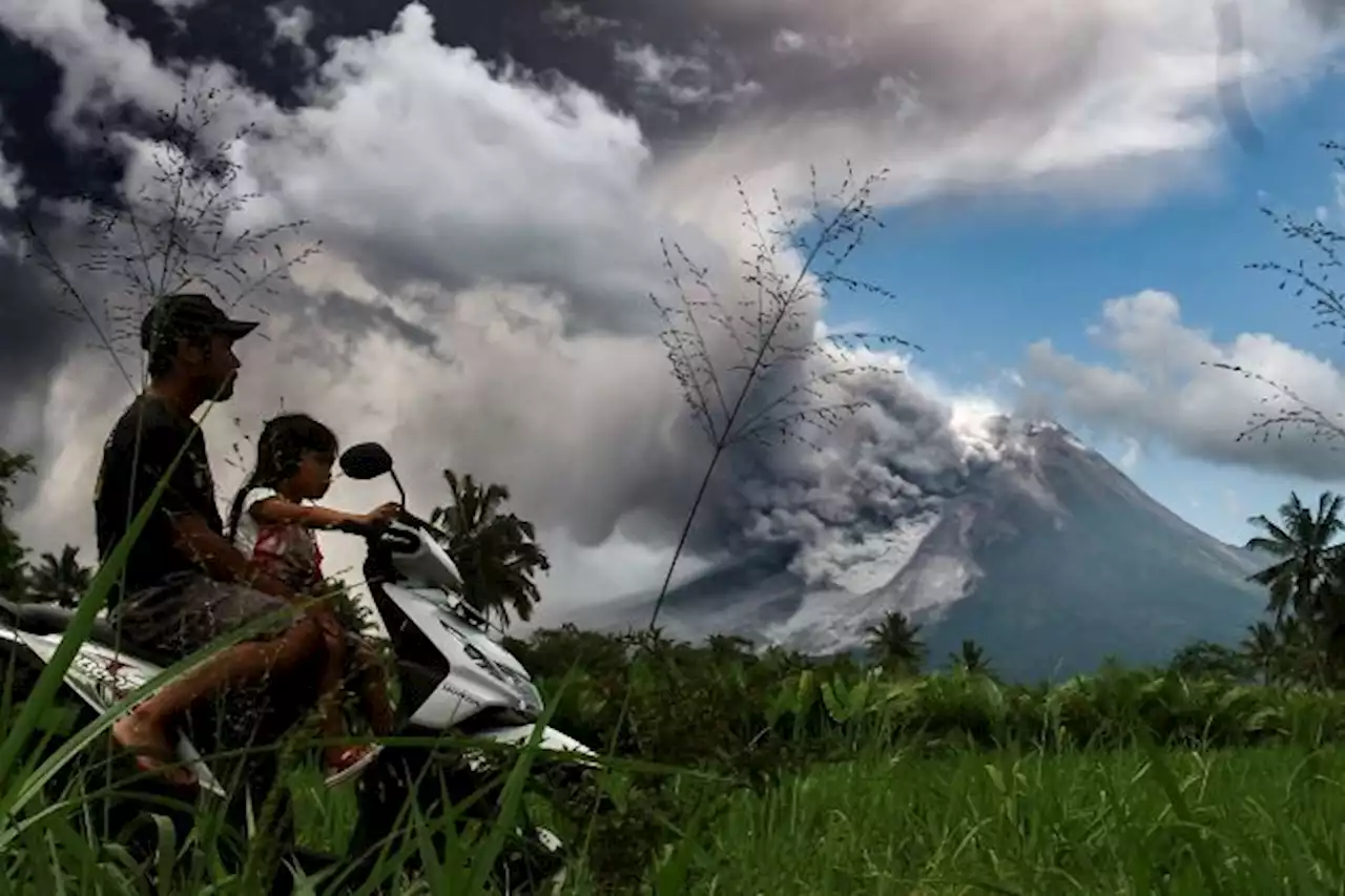 Gunung Merapi meletus