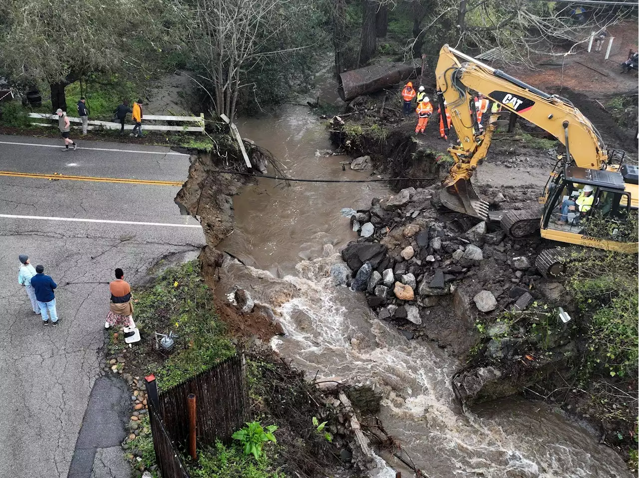 Storm breaches California river's levee, hundreds evacuate