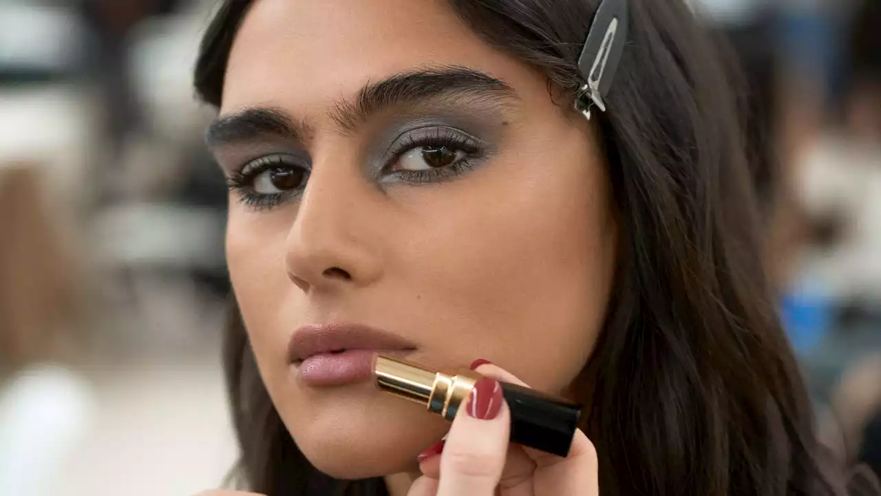 Chanel zeigt, wie wir 2023 Smokey Eyes tragen – dieser Trick steckt dahinter