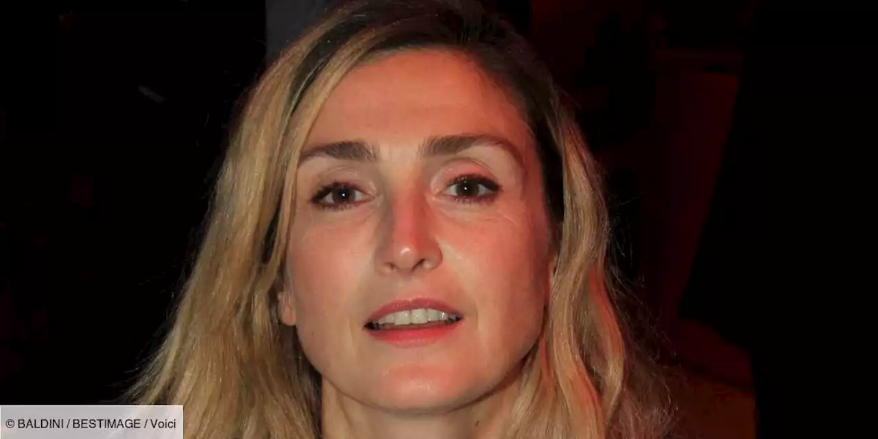 « La peur de disparaître » : Julie Gayet se confie sur cette crainte qui la hante depuis qu'elle a 50 ans - Voici