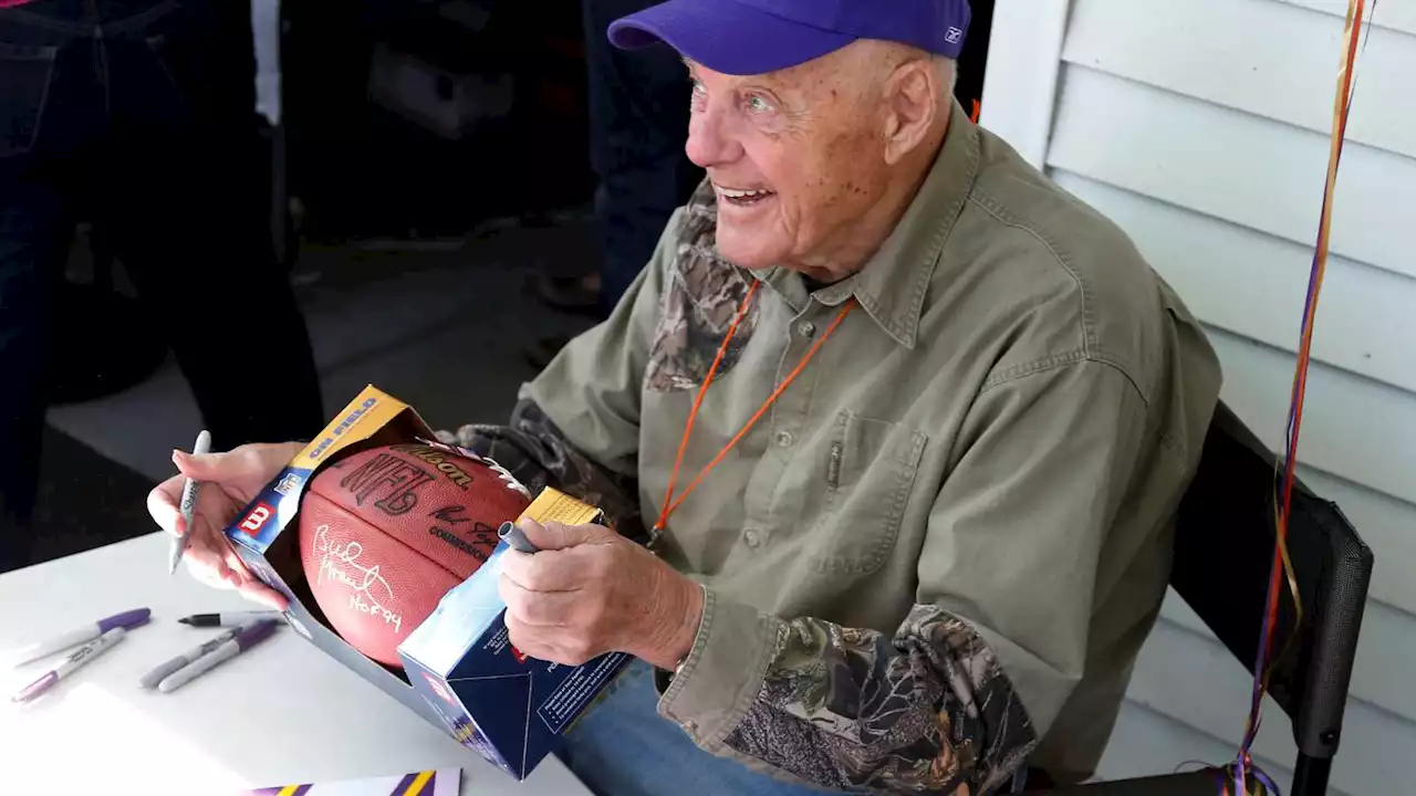 Bud Grant, Minnesota Vikings head coach of legend and Hall of Famer, dies at 95