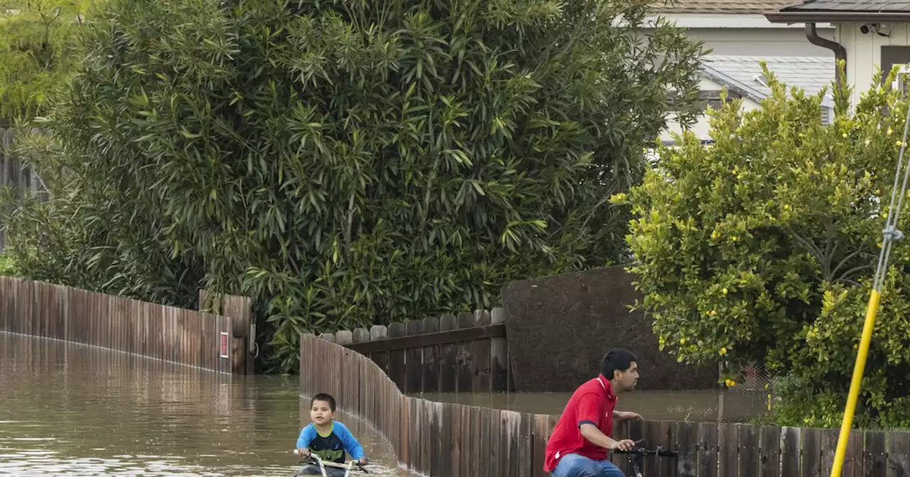 Storm breaches Northern California river's levee, thousands evacuate