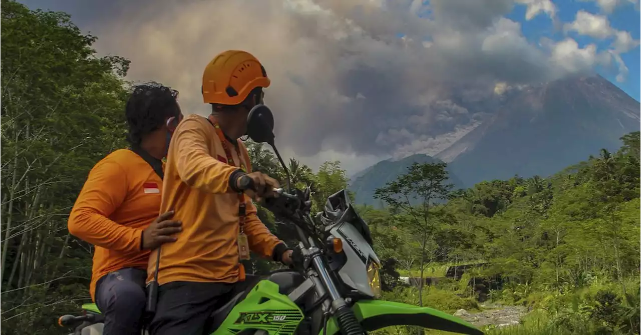 Indonesia's Merapi volcano spews hot clouds in new eruption