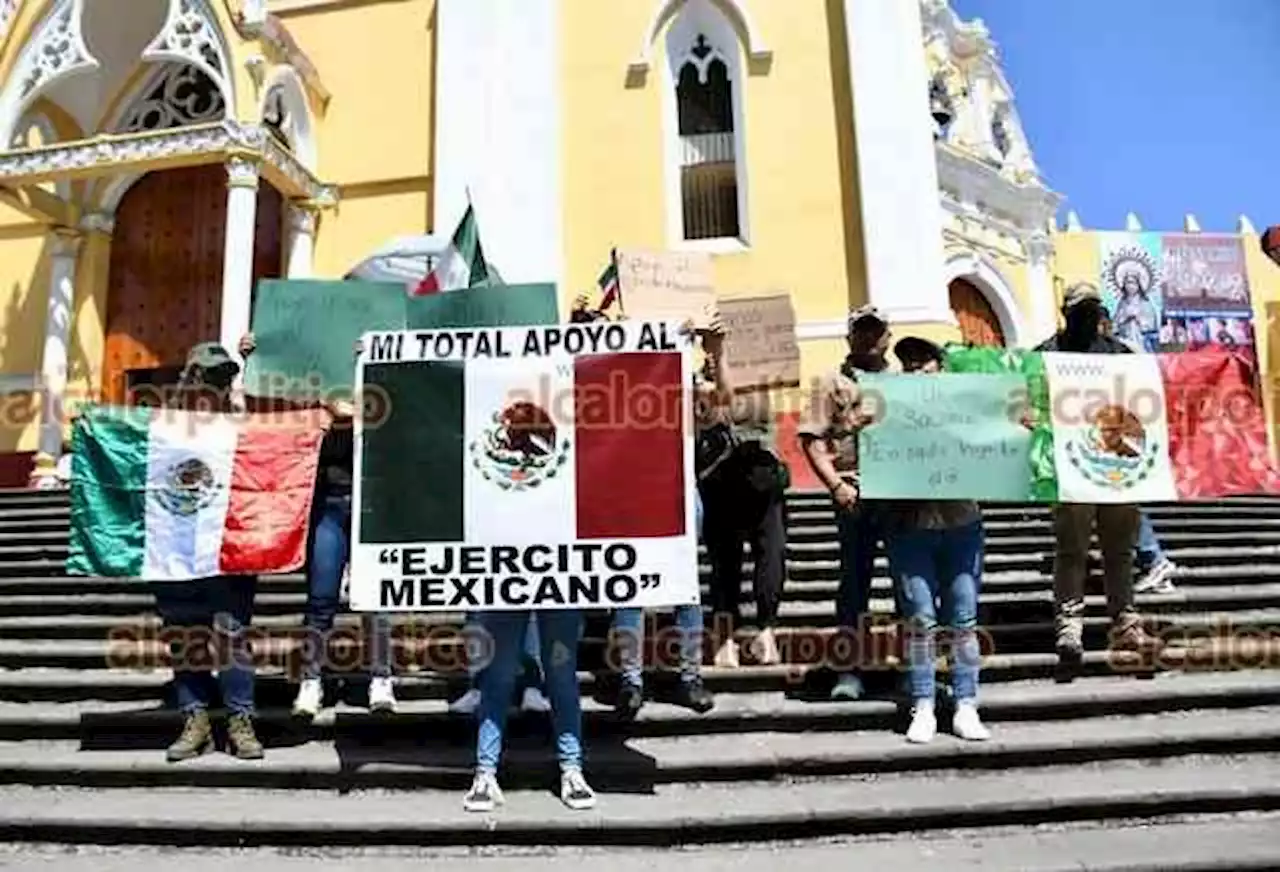 Manifestantes exigen se respeten derechos de elementos del Ejército Mexicano